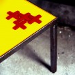 Particolare tavolo basso 80X80 cm. Struttura in ferro grezzo e piano in resina colorata con inserti.